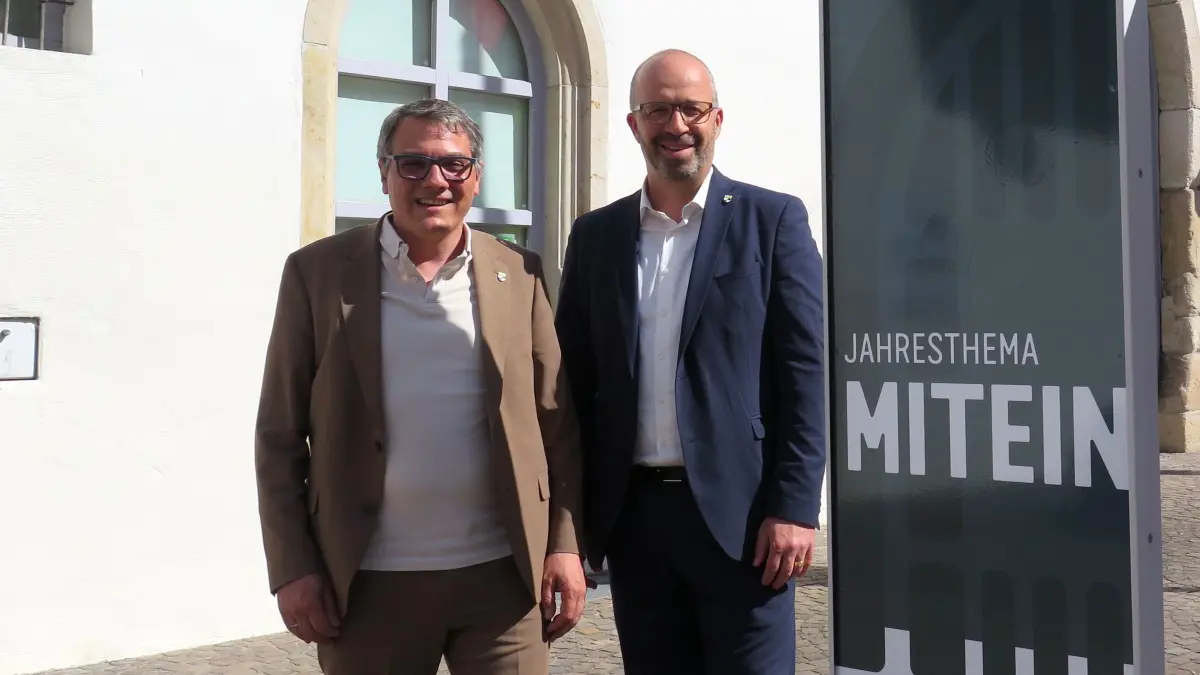 Oberbürgermeister Dirk Abel (links) und Bürgermeister Ermilio Verrengia freuen sich, dass das Projekt Bürgerstiftung nun umgesetzt wird. Sie hoffen auf viele Menschen, die sich in die Stiftung einbringen möchten.