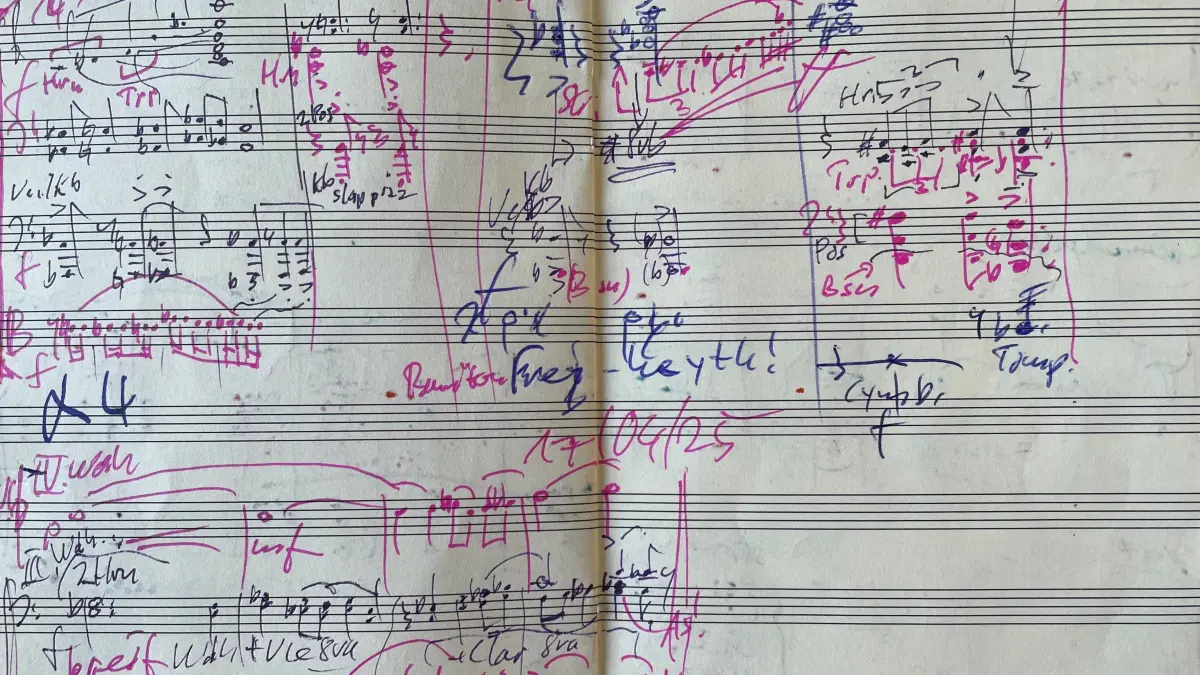 Freiheyth - Titel und Thema der neuen Komposition sind in den Partituren zu erkennen. Frank Heckel hat ein Werk für Gesang und Orchester komponiert.
