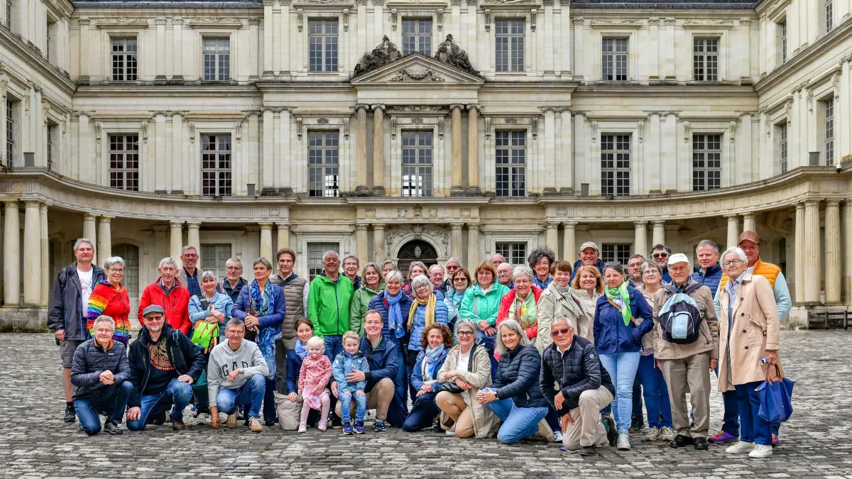 Die imposante Kulisse im Innenhof von Schloss Blois bietet sich bestens fürs traditionelle Erinnungsfoto an: Die Meßstetter Luynes-Fahrer samt ihrer französischen Freunde.