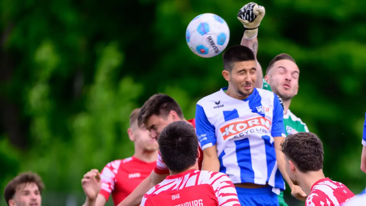 FC Rottenburg v. FC 07 Albstadt, Fussball, Landesliga 3, Baden Wuerttemberg, 27. Spieltag, Spielzeit 2024/2025, 18.05.2025: Nikola Nikoletic (FC 07 Albstadt, #27), im Luftkampf mit dem Rest aus Gegnern und den eigenen Kollegen,
FC Rottenburg v. FC 07 Albstadt, Fussball, Landesliga 3, Baden Wuerttemberg, 27. Spieltag, Spielzeit 2024/2025, 18.05.2025
Eibner-Pressefoto/Andreas Ulmer