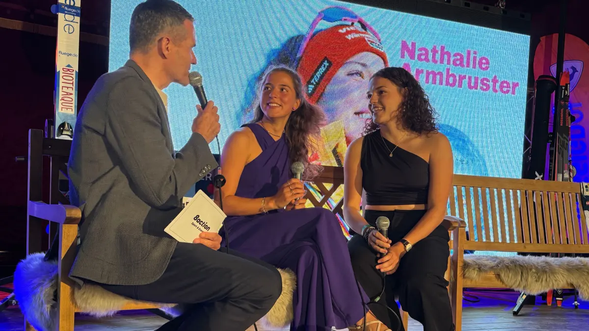 Von links: Moderator Jens Zimmermann, Nathalie Armbruster und Sportkameradin Daniela Dejori im Gespräch bei der Ehrung der Stadt Freudenstadt.
