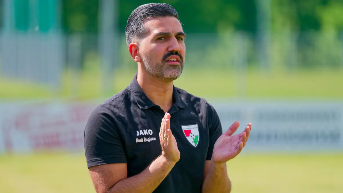 SG Felldorf-Bierlingen vs. Spfr. Gechingen, Fussball, Bezirksliga, 30. Spieltag, Spielzeit 2024/2025, 18.05.2025 : Uemit dagistan (Trainer, SG Felldorf-Bierlingen) gestikuliert
SG Felldorf-Bierlingen vs. Spfr. Gechingen, Fussball, Bezirksliga, 30. Spieltag, Spielzeit 2024/2025, 18.05.2025
Foto: Eibner-Pressefoto/Erwin Wasserbauer