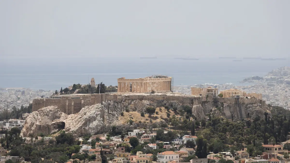 Griechische Hauptstadt Athen: ARCHIV - 12.06.2024, Griechenland, Athen: Blick auf die leere Akropolis vom Lycabettus-Hügel. Bis in die griechische Hauptstadt waren die jüngsten Erdbeben auf der nahe gelegenen Insel Euböa zu spüren. (zu dpa: «Mehrere Erdbeben auf Euböa - noch keine Entwarnung») Foto: Socrates Baltagiannis/dpa +++ dpa-Bildfunk +++