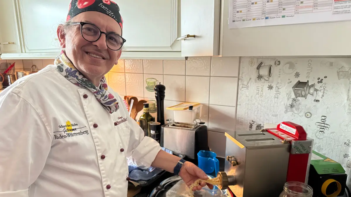 Giuseppe Palubeim Pastamachen in seiner Küche in Dußlingen