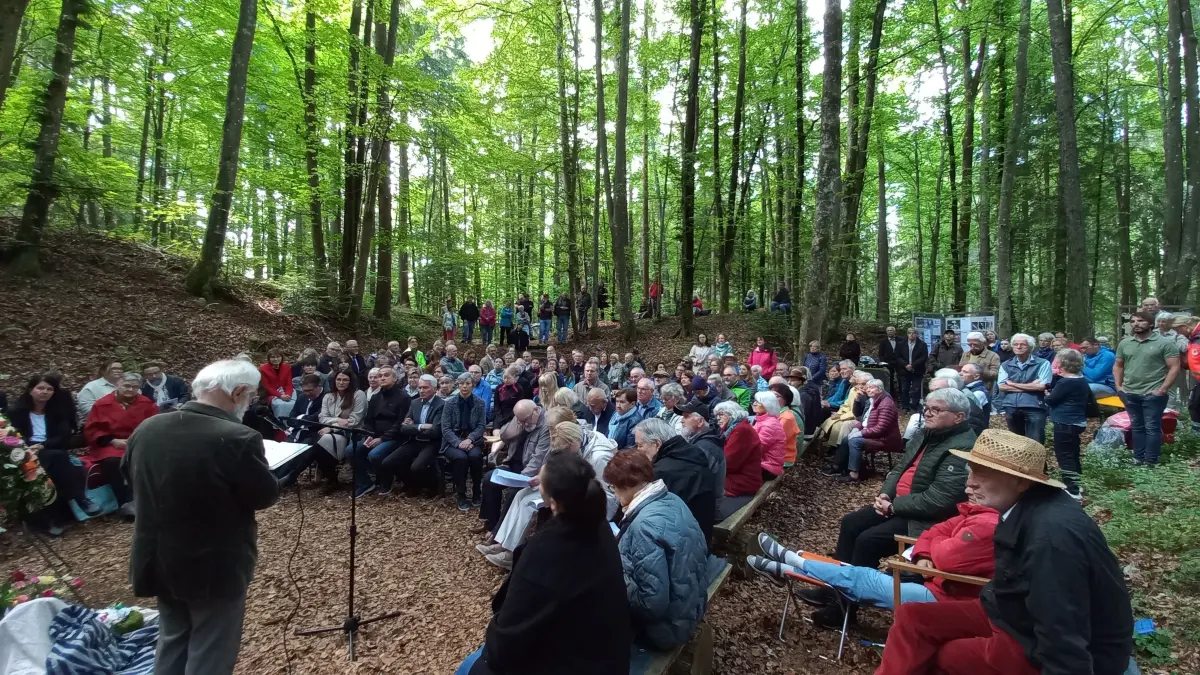 Viele Menschen zeigten Interesse anlässlich "40 Jahre Eckerwald". Gerhard Lempp hielt eine Einführung an der Kapelle auf dem KZ-Friedhof Schörzingen.