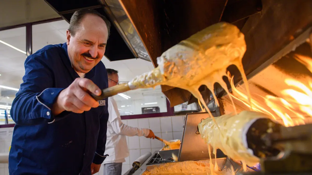 Johann Lafer präsentiert Frühlings-Baumkuchen in Salzwedel: ARCHIV - Der Fernsehkoch und Patissier Johann Lafer gibt beim Unternehmen "Königlicher Salzwedeler Baumkuchen" den Teig seines "Frühlings-Baumkuchens" auf einen Drehspieß. (zu dpa: «Johann Lafer will für ESC-Gewinner JJ kochen») Foto: Klaus-Dietmar Gabbert/dpa/dpa-mag - Honorarfrei nur für Bezieher des Dienstes dpa-Magazin +++ dpa-Magazin +++