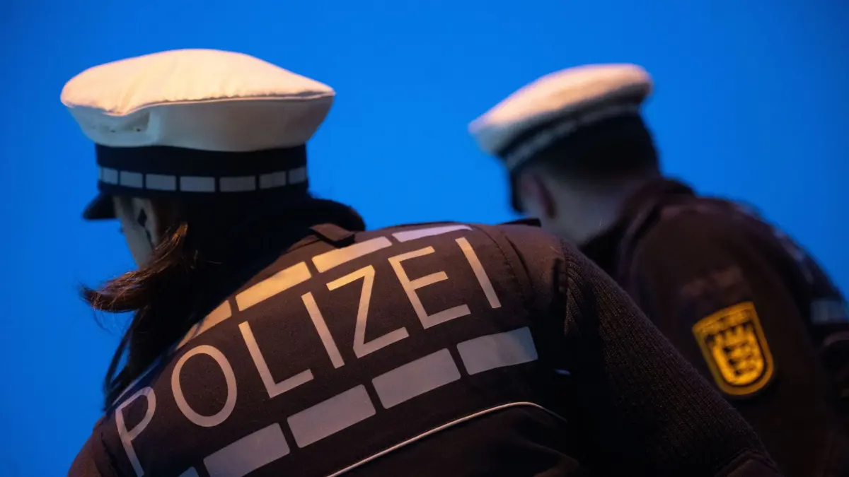 ILLUSTRATION - 30.11.2023, Baden-Württemberg, Stuttgart: Eine Polizistin (l) und ein Polizist stehen im Rahmen eines Fototermins nebeneinander (gestellte Szene). (zu dpa: «Diebe plündern Kindergeburtstag - Geschenke weg») Foto: Marijan Murat/dpa +++ dpa-Bildfunk +++