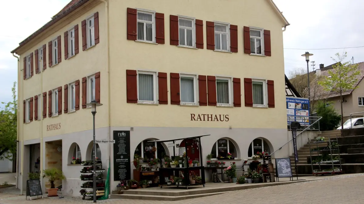 Gegenstand der Diskussionen: das Weitinger Rathaus. Inzwischen auch mit Blumenschmuck durch das Blumenlädle „Flori“ im Erdgeschoss