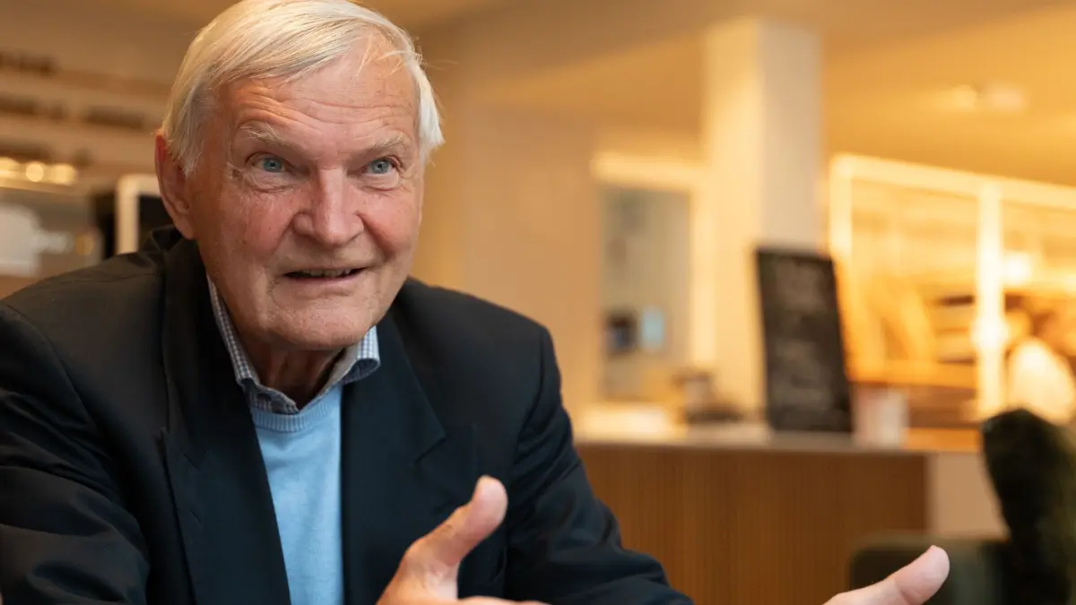 Der frühere deutsche Astronaut Ernst Messerschmid aus Reutlingen blickt beim Gespräch mit der Deutschen Presse-Agentur auf sein berufliches Leben zurück, in dem die Wissenschaft im Mittelpunkt stand.