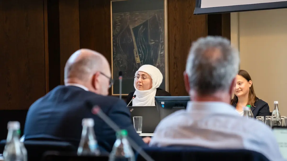 Mössingens Integrationsbeauftragte Dilekt Aydin (Mitte) berichtete im Mössinger Gemeinderat von ihrer vielseitigen Arbeit. An ihrer Seite waren die Integrationsmanagerinnen Ingrid Ritter und Isabell Wiedmaier, zuständig für das Steinlachtal von Seiten des Tübinger Landratsamts.