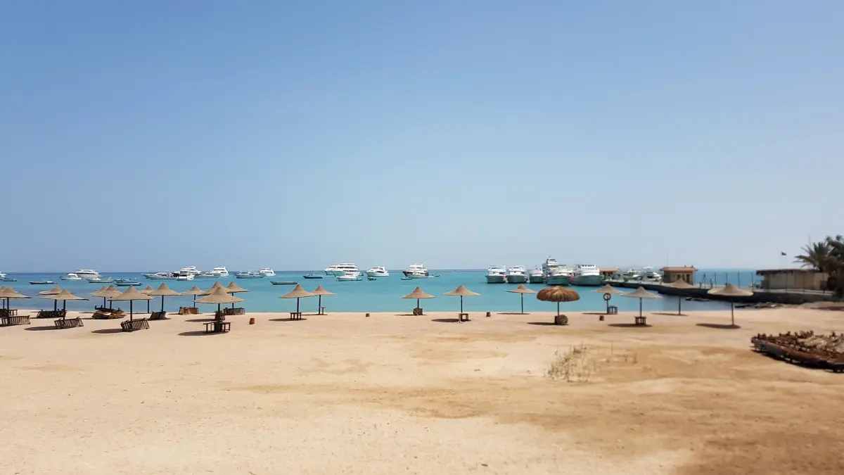 Menschenleer ist der Badestrand. Noch sind die Grenzen dicht. In Ägypten und anderen Ländern gibt es trotzdem schon Ideen, wie Urlaub in Zeiten der Pandemie aussehen könnte: Jacuzzi-Verbot, kein offenes Buffet und eine Haus-«Klinik» für Infizierte. Aber kann so überhaupt Urlaubs-Feeling aufkommen? (zu dpa "Strandurlaub auf Sparflamme: Ägypten plant Tourismus in der Pandemie") +++ dpa-Bildfunk +++
