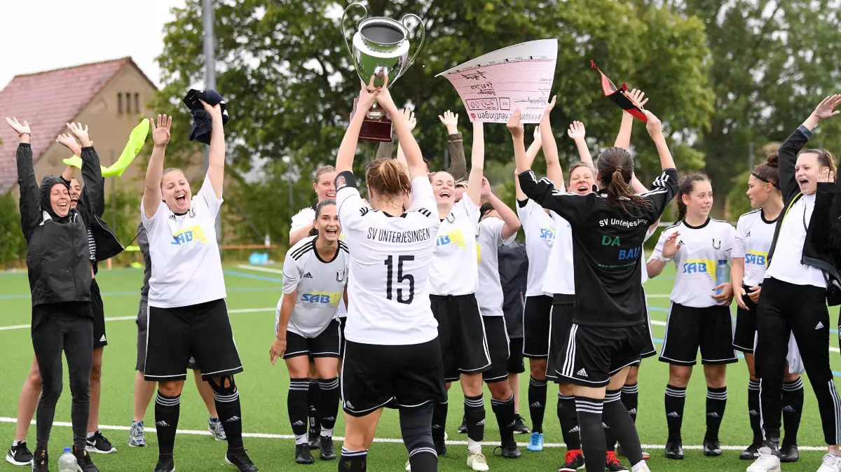 Fussball Bezirkspokal Alb 2019/2020: SV Poltringen - SV Unterjesingen: Vorsicht: Dieses Foto ist möglicherweise nur für den einstigen Verlag Schwäbisches Tagblatt verwendbar. Fussball Bezirkspokal Alb 2019/2020 in Poltringen 26.07.2020
FINALE Frauen
SV Poltringen - SV Unterjesingen
Teamjubel SV Unterjesingen, Amelie Koeperl (Mitte) mit Pokal
FOTO: ULMER Pressebildagentur
xxNOxMODELxRELEASExx