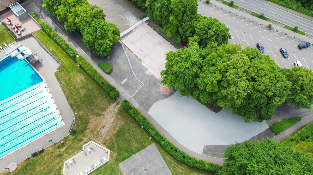 Ein Beachvolleyballfeld entsteht am Freibad Schenkensee in Schwäbisch Hall.