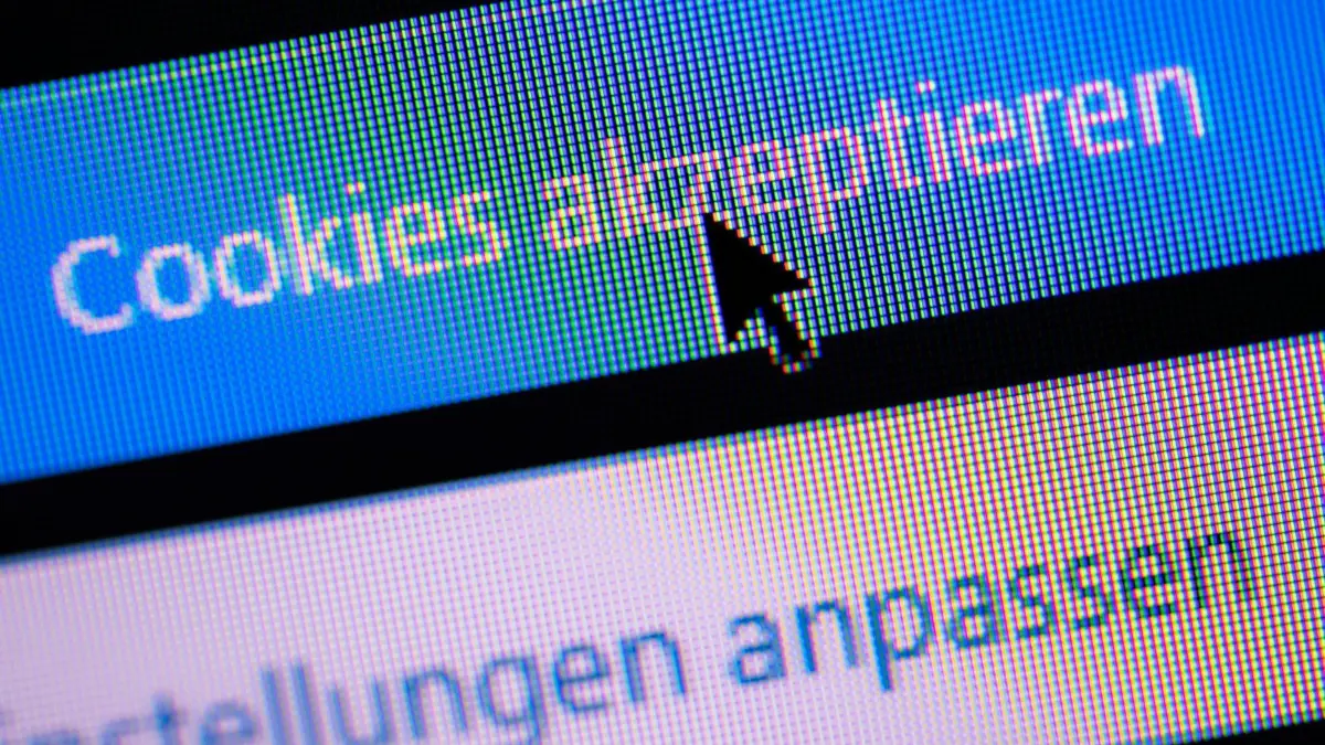 Cookies im Netz: ARCHIV - 29.05.2021, Nordrhein-Westfalen, Bad Oeynhausen: Ein Mauszeiger klickt auf einen Button mit der Aufschrift «Cookies akzeptieren», aufgenommen am 29.05.2021. (zu dpa: «Umfrage zu Cookies: Mehrheit von Einwilligungs-Bannern genervt») Foto: Lino Mirgeler/dpa +++ dpa-Bildfunk +++