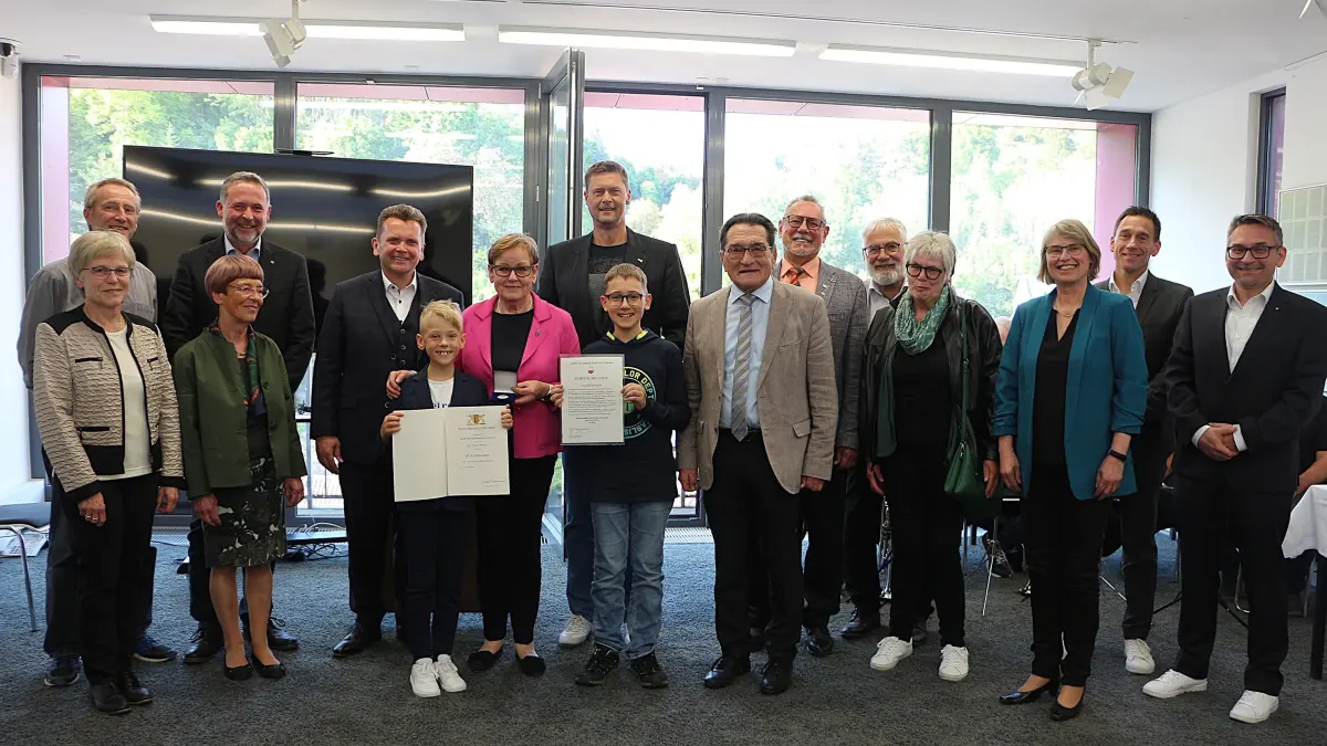 Claudia Bronner (Bildmitte, in Pink), eingerahmt von Bürgermeister Ralph Zimmermann (links), Oberbürgermeister Peter Rosenberger (rechts), mit ihrem Ehemann Andreas Bronner (neben Rosenberger) sowie Familie und Ehrengästen.