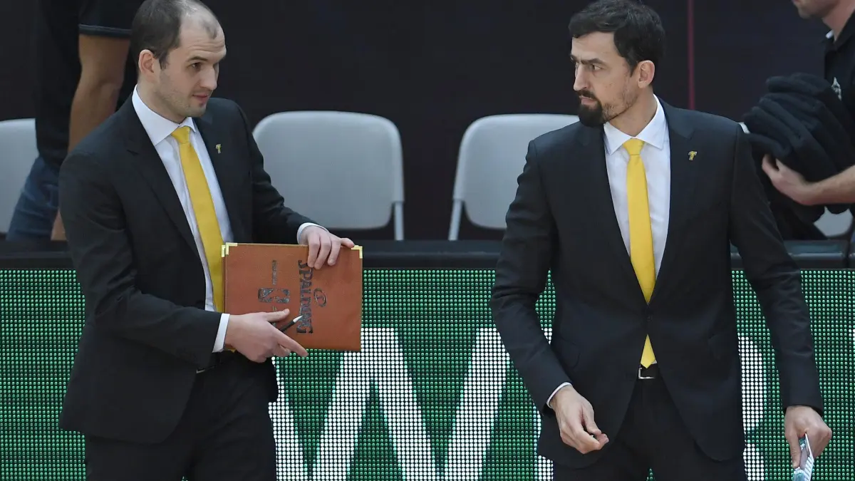 Barmer 2. Basketball Bundesliga 18/19: Tigers Tuebingen - Rostock Seawolves: Vorsicht: Dieses Foto ist möglicherweise nur für den einstigen Verlag Schwäbisches Tagblatt verwendbar. Barmer 2. Basketball Bundesliga 2018/2019 18. Spieltag
Tigers Tuebingen - Rostock Seawolves 11.01.2019
Trainer Aleksandar Nadjfeji (re, Tigers) und Co-Trainer David Roesch (li, Tigers)
FOTO: ULMER Pressebildagentur
xxNOxMODELxRELEASExx
