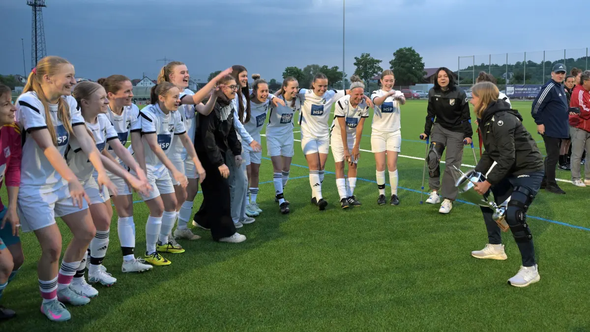 SV Unterjesingen vs. SGM Oberndorf/Poltringen , Fussball, Frauen Bezirkspokal Alb, Finale, Saison 2024/2025, 21.05.2025 : der SV Unterjesingen feiert den Bezirkspokal Alb Sieg der Frauen
SV Unterjesingen vs. SGM Oberndorf/Poltringen , Fussball, Frauen Bezirkspokal Alb, Finale, Saison 2024/2025, 21.05.2025
Foto: Eibner-Pressefoto/ Tobias Baur