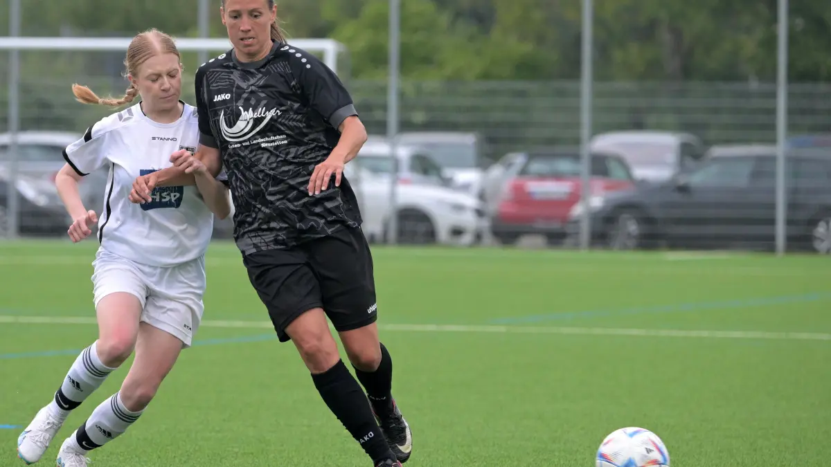 SV Unterjesingen vs. SGM Oberndorf/Poltringen , Fussball, Frauen Bezirkspokal Alb, Finale, Saison 2024/2025, 21.05.2025 : Joy Straehle (SGM Oberndorf/Poltringen, #38) im Zweikampf mit Lili Schlumberger (SV Unterjesingen, #06)
SV Unterjesingen vs. SGM Oberndorf/Poltringen , Fussball, Frauen Bezirkspokal Alb, Finale, Saison 2024/2025, 21.05.2025
Foto: Eibner-Pressefoto/ Tobias Baur