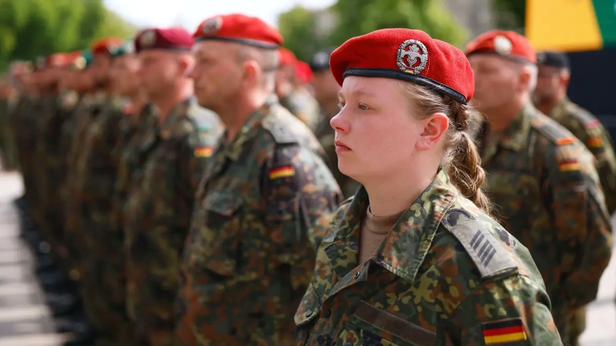 Indienststellung der Bundeswehr-Brigade in Litauen: 22.05.2025, Litauen, Vilnius: Bundeswehr-Soldaten stehen beim Aufstellungsappell der Panzerbrigade 45. Die Panzerbrigade 45 der Bundeswehr ist dauerhaft in Litauen stationiert und soll die Ostflanke der NATO unterstützen. Foto: Mindaugas Kulbis/AP/dpa +++ dpa-Bildfunk +++