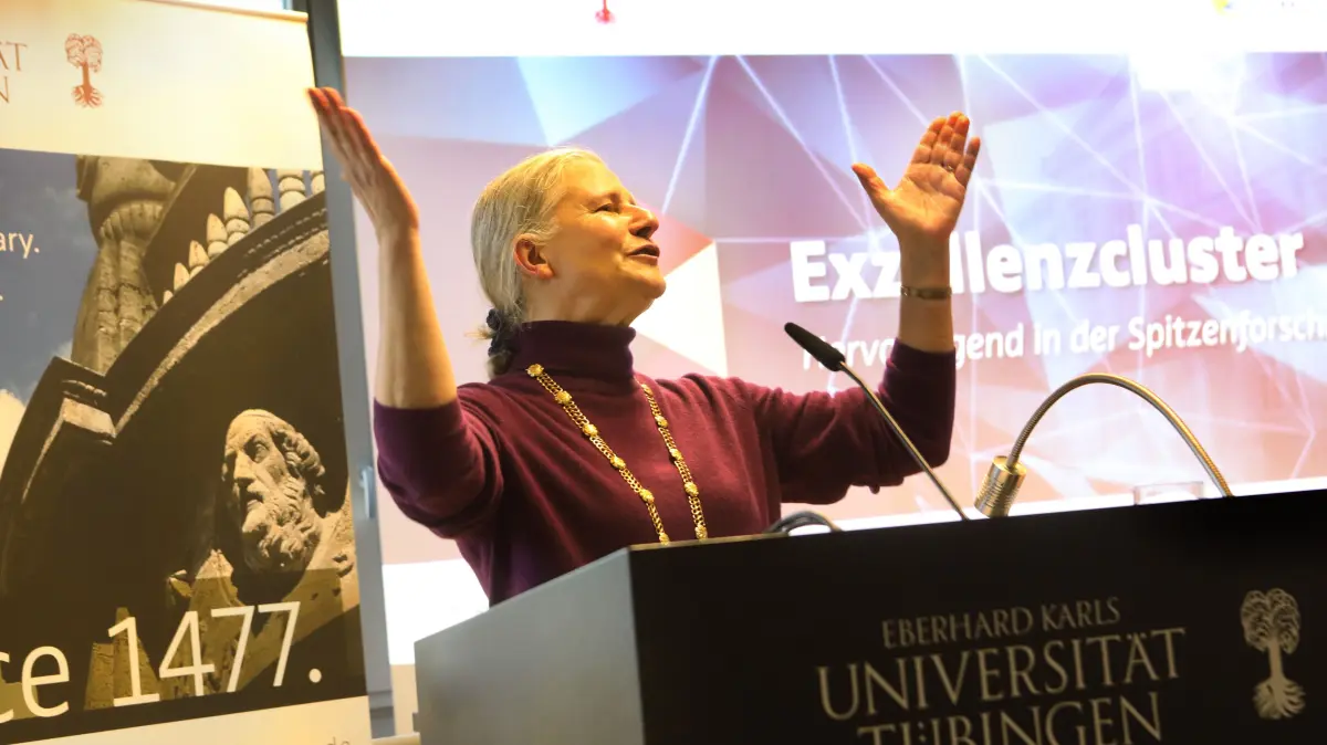 Karla Pollmann, die Rektorin der Universität Tübingen, bei der Verkündung der Exzellenzcluster 2025