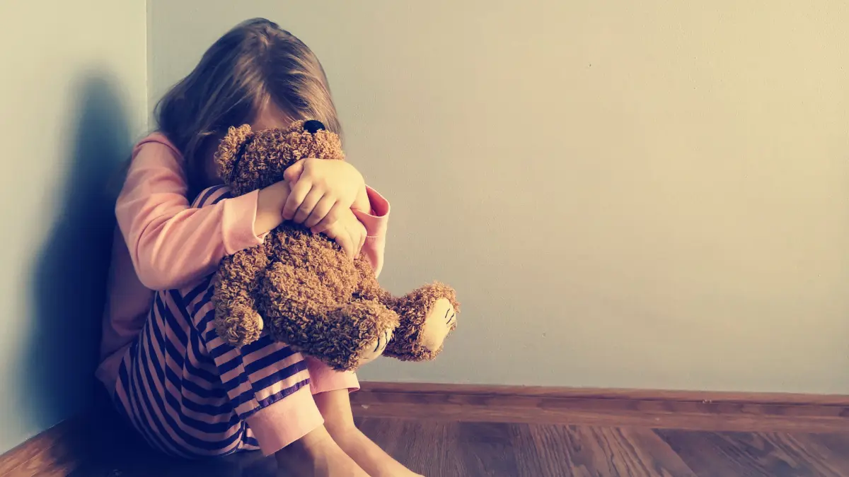 Kleines Mädchen sitzt traurig in der Ecke. Kind, traurig, Trauer, Gewalt, Mißbrauch, Vernachlässigung, Einsamkeit
