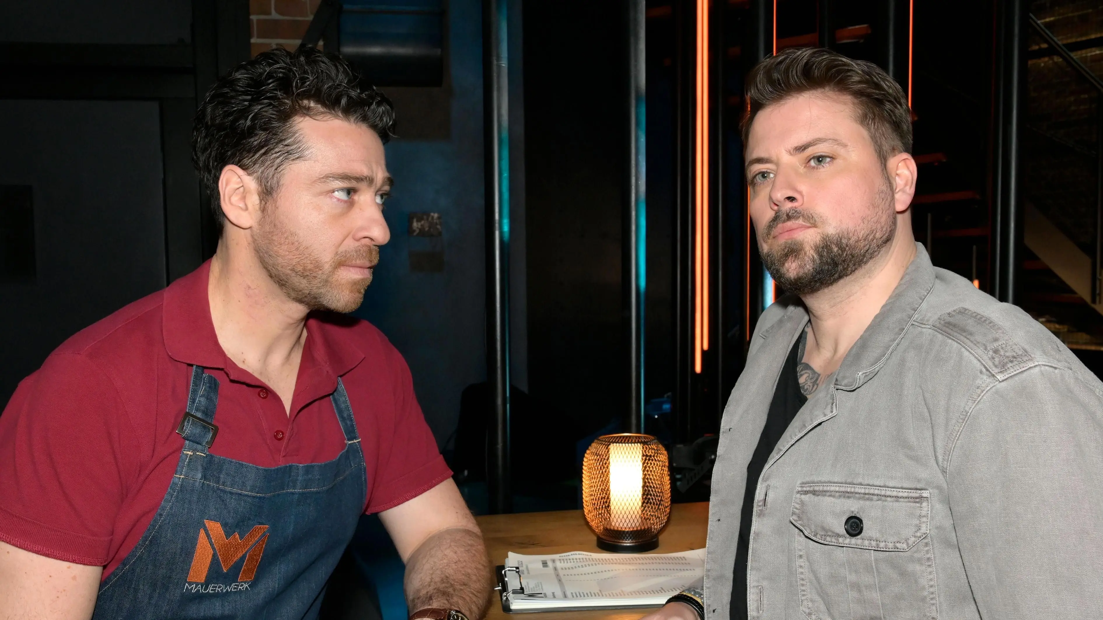 Carlos (Patrick Fernandez, l.) muss hinnehmen, dass John (Felix von Jascheroff) ihm die Freundschaft kündigt.