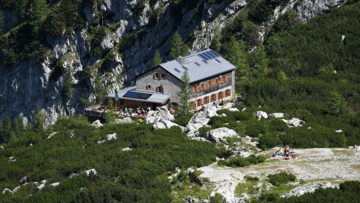 Alpenvereinshütten gut gebucht: ARCHIV - 13.08.2021, Bayern, Hintersee: Die Blaueishütte liegt auf 1651 über dem Meeresspiegel in der Nähe zum Blaueisferner, der zwischen den Wänden der Blaueisspitze und dem Hochkalter eingebettet ist. (zu dpa: «Run auf die Hütten - Wochenenden schon teils ausgebucht») Foto: Angelika Warmuth/dpa +++ dpa-Bildfunk +++