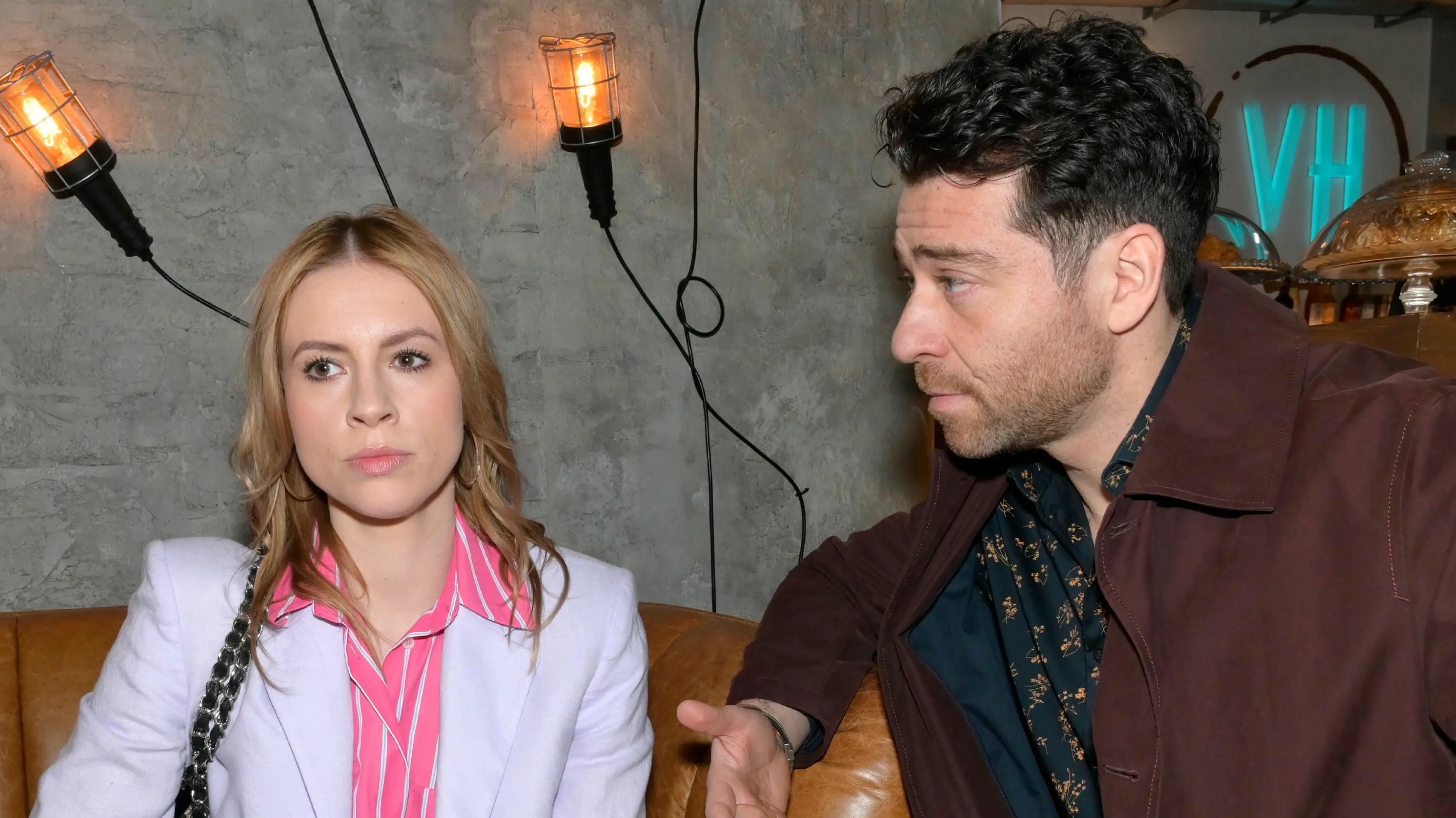 Zoe (Lara Dandelion Seibert) und Carlos (Patrick Fernandez) stehen aufeinander.