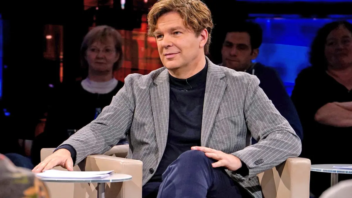 Moderator Michael Steinbrecher präsentiert das "Nachtcafé".