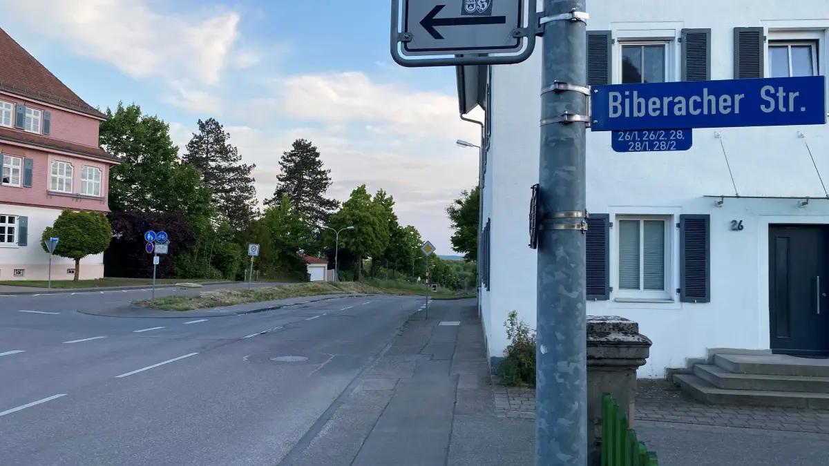 An dieser Kreuzung - auf de anderen Straßenseite - geht der Radweg abrupt über in die Biberacher Straße. Hubert Dangelmaier (Grüne) forderte eine Tempo-30-Zone an dieser Stelle - das aber stand nicht zur Abstimmung an diesem Sitzungstag.