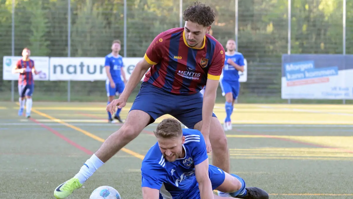 SSC Tuebingen vs. TSV Genkingen, Fussball, Bezirksliga Alb, 28.Spieltag, Saison 2024/2025, 23.05.2025 : Deniz Tuerkel (SSC Tuebingen, #24) im Zweikampf mit Jonas Schneider (TSV Genkingen, #09)
SSC Tuebingen vs. TSV Genkingen, Fussball, Bezirksliga Alb, 28.Spieltag, Saison 2024/2025, 23.05.2025
Foto: Eibner-Pressefoto/Tobias Baur