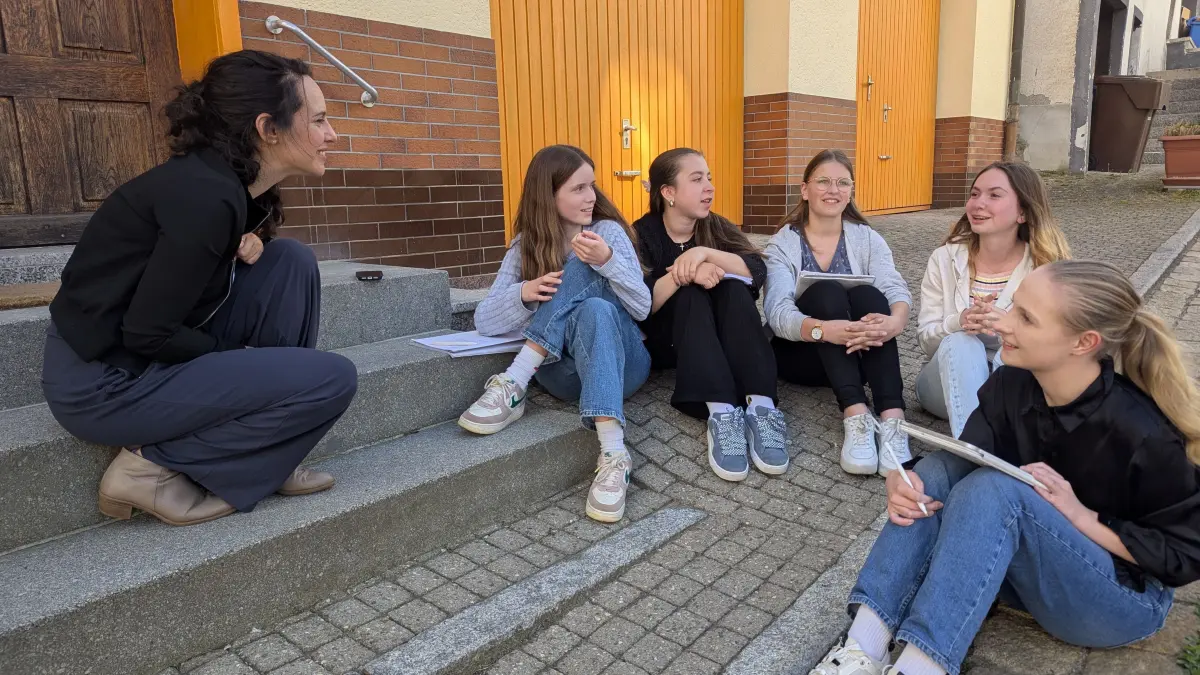 Schön locker: Die Klanglabor-Reporter befragen Gili Schwarzmann am Eingang zur Alten Synagoge in Hechingen.