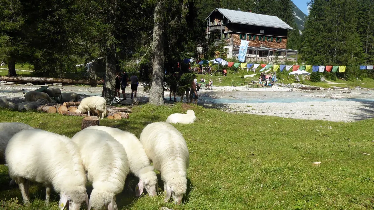 Reintalangerhütte: ARCHIV - 07.08.2020, Bayern, Garmisch-Partenkirchen: Die Partnach fließt an der Reintalangerhütte einer Schutzhütte des Deutsche Alpenvereins (DAV) vorbei. Sie liegt auf einer Höhe von1366 Metern im Wettersteingebirge. (zu dpa: «Run auf die Hütten - Wochenenden schon teils ausgebucht») Foto: Angelika Warmuth/dpa +++ dpa-Bildfunk +++
