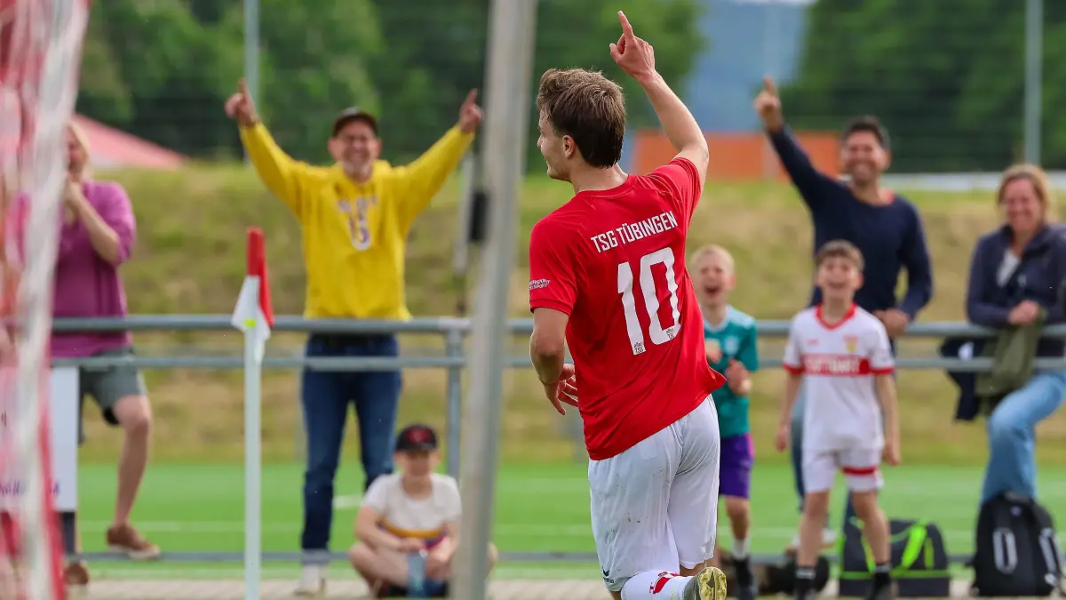 TSG Tuebingen vs. SF Dorfmerkingen, Fussball, Verbandsliga Wuerttemberg, Spieltag 28, Spielzeit 2024/2025, 24.05.2025: Noah Doerre (TSG Tuebingen, #10) jubelt nach seinem Tor zum 4:2,
TSG Tuebingen vs. SF Dorfmerkingen, Fussball, Verbandsliga Wuerttemberg, Spieltag 28, Spielzeit 2024/2025, 24.05.2025,
Foto: Eibner-Pressefoto/Sebastian Reese