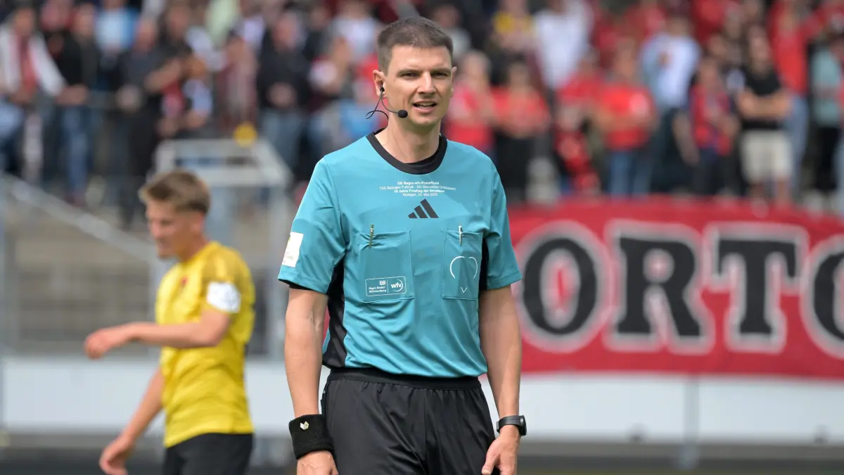 TSG Balingen vs. SG Sonnenhof Grossaspach Fussball, DB-Regio wfv-Pokal, Finale, Saison 2024/2025, 24.05.2025 : Hauptschiedsrichter Daniel Leyhr von der Schiedsrichtergruppe Reutlingen der die Partie leiten
TSG Balingen vs. SG Sonnenhof Grossaspach
Fussball, DB-Regio wfv-Pokal, Finale, Saison 2024/2025, 24.05.2025
Foto: Eibner-Pressefoto/ Tobias Baur