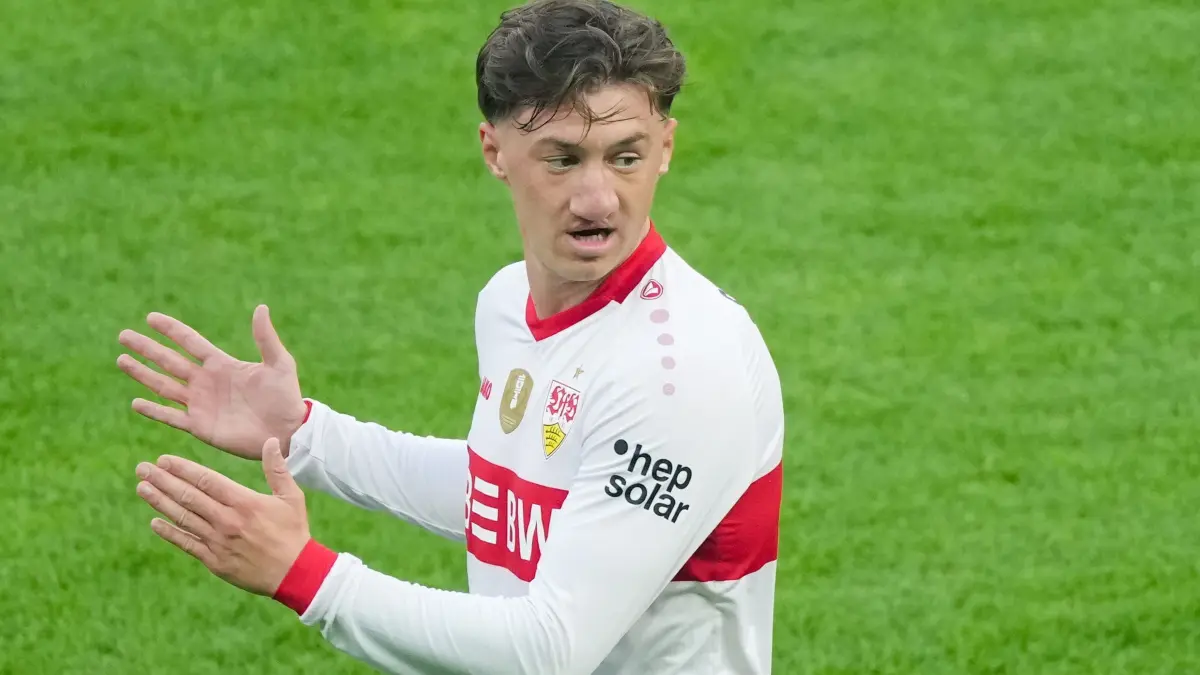 Arminia Bielefeld - VfB Stuttgart: 24.05.2025, Berlin: Fußball: DFB-Pokal, Arminia Bielefeld - VfB Stuttgart, Finale, Olympiastadion, Stuttgarts Angelo Stiller reagiert auf dem Platz. WICHTIGER HINWEIS: Gemäß den Vorgaben der DFL Deutsche Fußball Liga bzw. des DFB Deutscher Fußball-Bund ist es untersagt, in dem Stadion und/oder vom Spiel angefertigte Fotoaufnahmen in Form von Sequenzbildern und/oder videoähnlichen Fotostrecken zu verwerten bzw. verwerten zu lassen. Foto: Sören Stache/dpa +++ dpa-Bildfunk +++