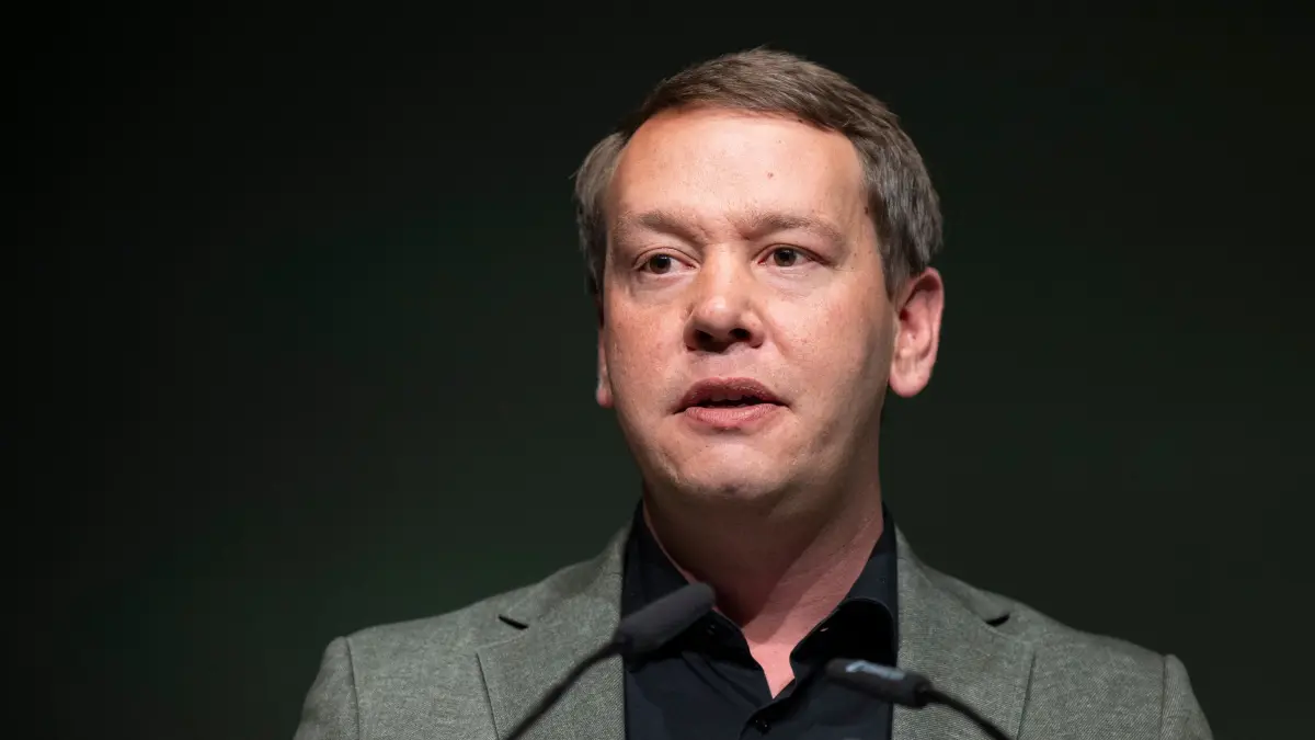 Landesparteitag der Grünen in Baden-Württemberg: 24.05.2025, Baden-Württemberg, Heidenheim: Oliver Hildenbrand, Landtagsabgeordneter von Bündnis 90/Die Grünen in Baden-Württemberg, nimmt am Landesparteitag der Grünen in Baden-Württemberg teil. Foto: Marijan Murat/dpa +++ dpa-Bildfunk +++