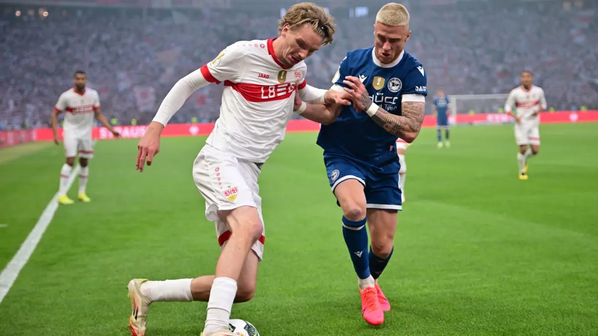 Arminia Bielefeld - VfB Stuttgart: 24.05.2025, Berlin: Fußball: DFB-Pokal, Arminia Bielefeld - VfB Stuttgart, Finale, Olympiastadion, Stuttgarts Nick Woltemade (l) und Bielefelds Louis Oppie kämpfen um den Ball. WICHTIGER HINWEIS: Gemäß den Vorgaben der DFL Deutsche Fußball Liga bzw. des DFB Deutscher Fußball-Bund ist es untersagt, in dem Stadion und/oder vom Spiel angefertigte Fotoaufnahmen in Form von Sequenzbildern und/oder videoähnlichen Fotostrecken zu verwerten bzw. verwerten zu lassen. Foto: Sebastian Gollnow/dpa +++ dpa-Bildfunk +++
