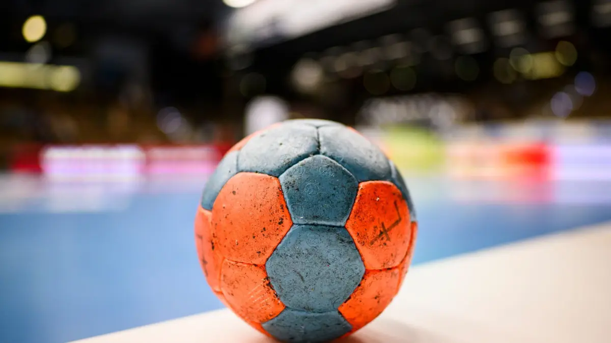 Symbolbild Handball: ARCHIV - 18.10.2024, Baden-Württemberg, Göppingen: Zwickau besiegt Leverkusen mit 24:20. (zu dpa: «Zwickaus Handballerinnen bleiben erstklassig») Foto: Tom Weller/dpa +++ dpa-Bildfunk +++