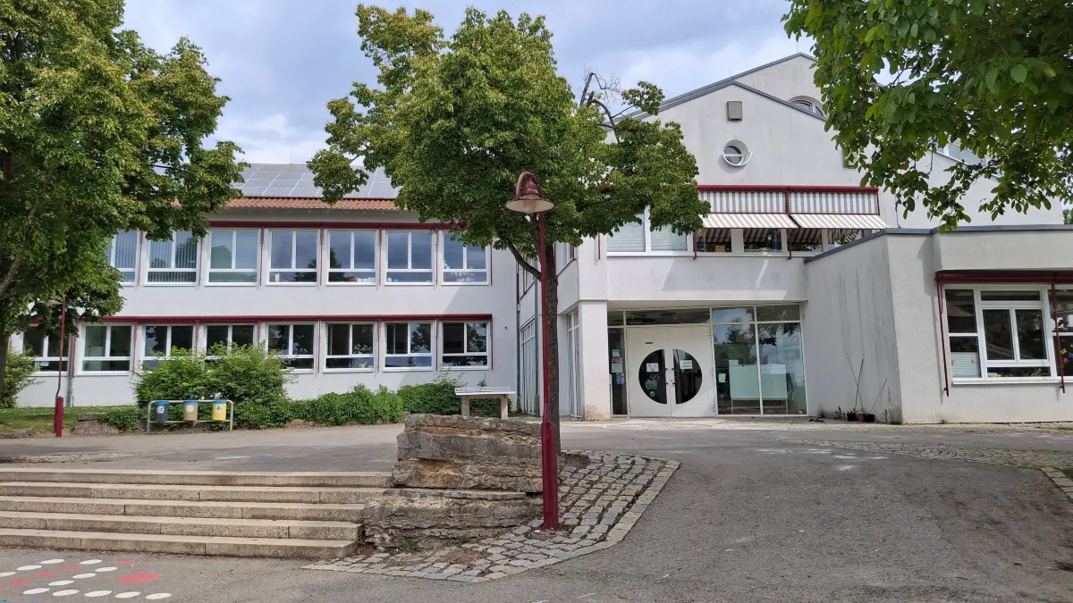 Seit Jahren gibt es Pläne, die Grundschule in Bierlingen nicht nur zu sanieren, sondern auch zu erweitern, um den Rechtsanspruch auf Ganztagesbetreuung (ab 2026) erfüllen zu können. Jetzt hat Bürgermeister Thomas Noé, der sich jahrelang für das Vorhaben stark gemacht hat, alles wieder infrage gestellt.