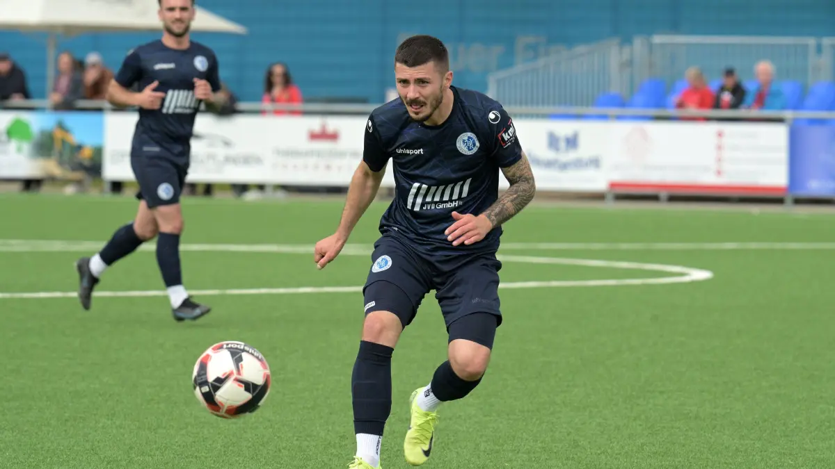 Fussball VL | Young Boys Reutlingen vs. FC Esslingen: Fussball VL | Young Boys Reutlingen (blau) vs. FC Esslingen (weiss) // 2025-05-25 // Foto: Joachim Baur // #11 Ante Galic (Young Boys Reutlingen)