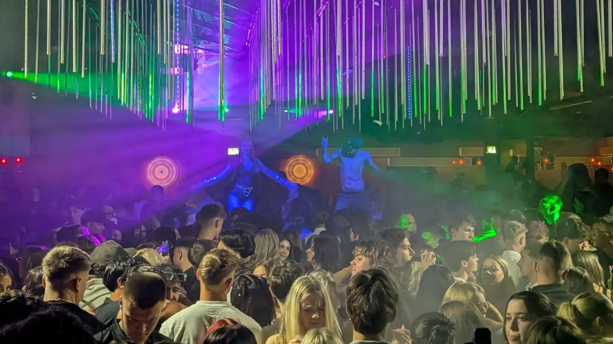 Die Nacht wird zum Tag im wiedereröffneten Top10 in Balingen. Bis in die frühen Morgenstunden kann hier seit Samstag zweimal im Monat wieder auf fette Beats und zeitlose Melodien ausgelassen getanzt und gefeiert werden.