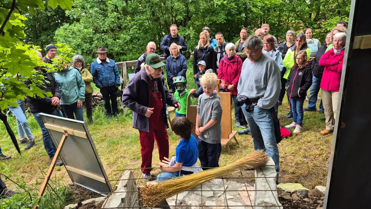 Joachim Wilhelmy hatte für die Themenwanderung des Gächinger Albvereins jede Menge vorbereitet. Auch für Kinder gab es einiges zu entdecken, beispielsweise die Gerätschaften in der alten Brechstadt.