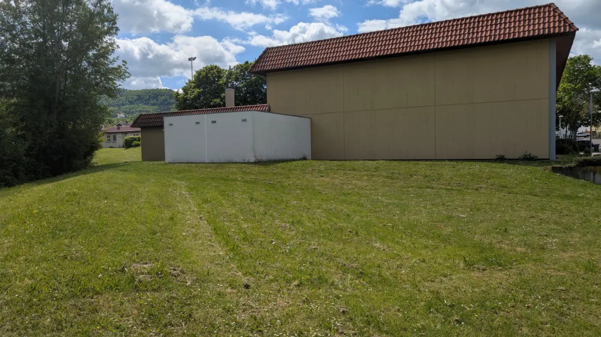 Nachdem alle anderen möglichen Standorte verworfen werden mussten, soll es nun endlich hinter der Turn- und Festhalle mit dem Mobilfunkmast für Boll klappen.
