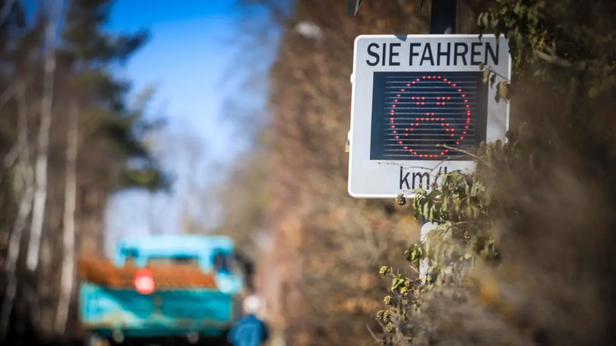 Herrlingen: Aktuelles Foto von Verkehrs-Smiley in Pfarrer-Imhof-Straße: Herrlingen: Aktuelles Foto von Verkehrs-Smiley in Pfarrer-Imhof-Straße