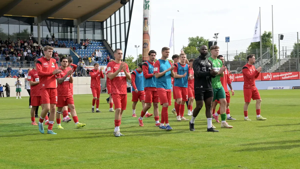 Nach der Finalniederlage gegen Großaspach war die Enttäuschung bei der TSG Balingen spürbar – dennoch gilt der Dank den Fans für die herausragende Unterstützung. Jetzt richtet sich der Blick auf die Aufstiegsrelegation zur Regionalliga.