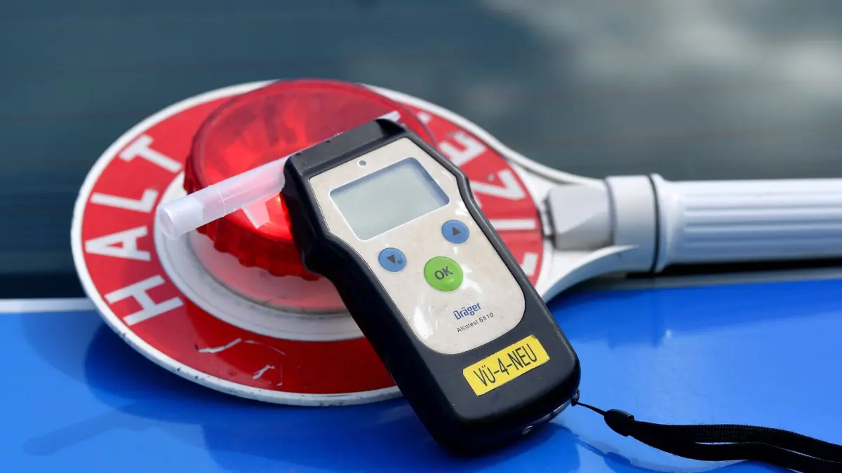 Themenbild,Symbolfoto Alkoholkontrolle. Ein Alkomat,Alkoholtester llegt auf einer Polizeikelle *** Theme image,symbol photo alcohol control A Alkomat,breathalyzer lays on a police ladle
