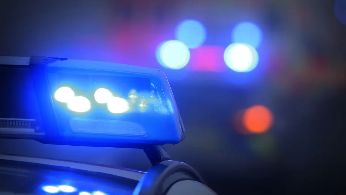 ARCHIV - 10.11.2019, Bayern, Marktbreit: Ein Polizeiauto mit eingeschaltetem Blaulicht. (Symbolbild) (zu dpa: «Unbekannte fliehen nach Schüssen auf Bar») Foto: Karl-Josef Hildenbrand/dpa +++ dpa-Bildfunk +++
