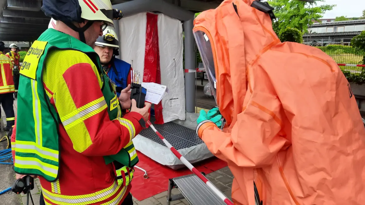 In Chemikalienschutzanzügen und unter Atemschutz drangen Feuerwehrleute in die Technikräume der Schmiechtalschule vor, um die Gaskonzentration in der Raumluft zu messen.