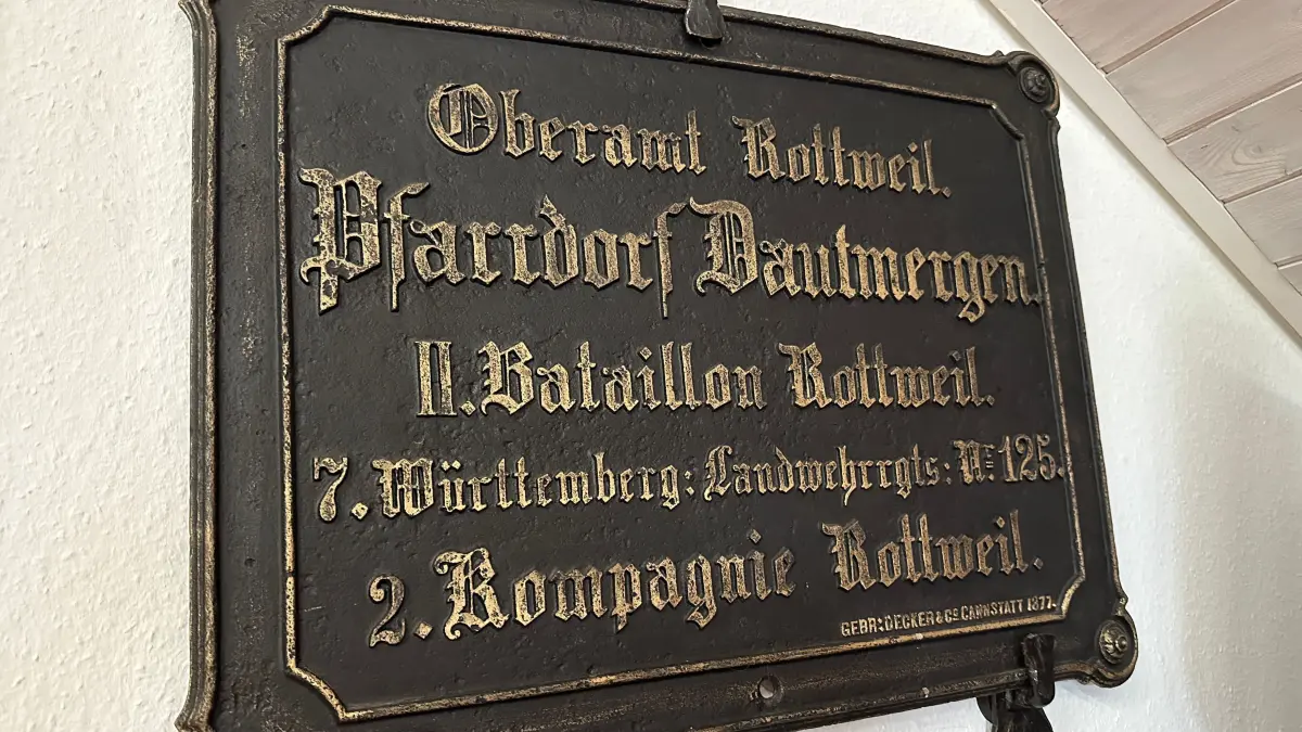 Im Sitzungssaal des Rathauses hängt eine der ältesten Tafeln, die Dautmergen besitzt. Sie stammt aus dem Jahr 1877.